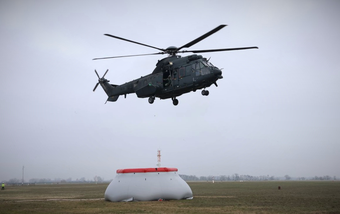 Légi tűzoltás a gyarkolatban - Fotó